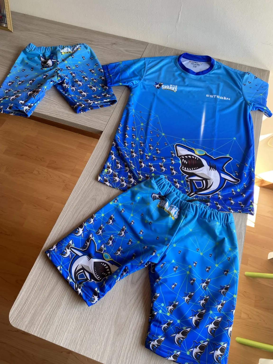 Uniformes deportivos azules de Wild Sharks producidos por Sublitex