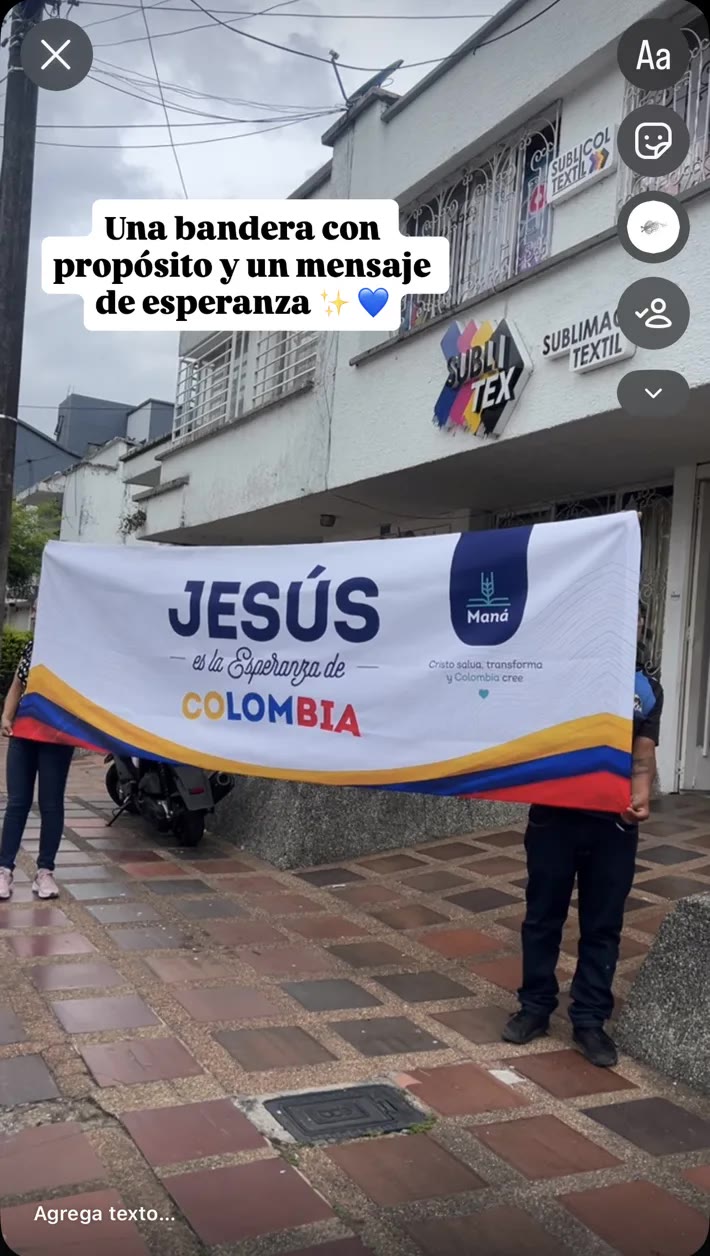Bandera de gran formato con el mensaje Jesús es la esperanza de Colombia