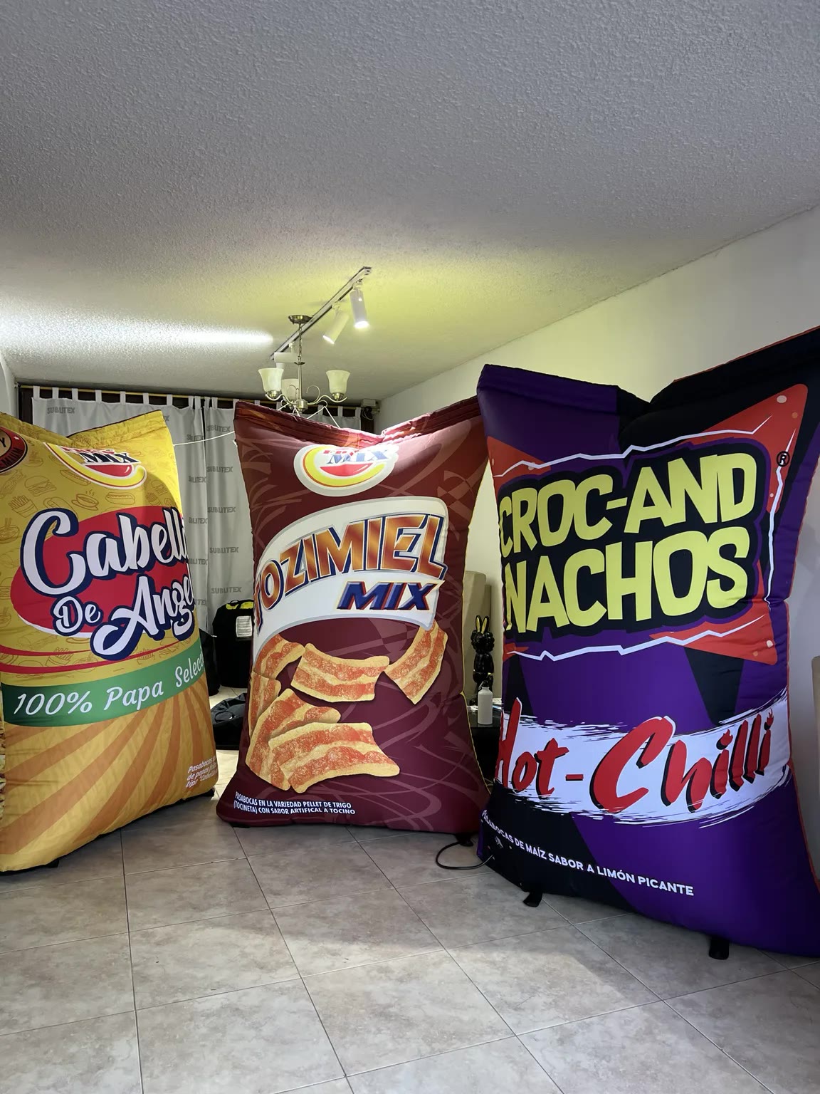 Inflables publicitarios con forma de empaques de productos FritoMix