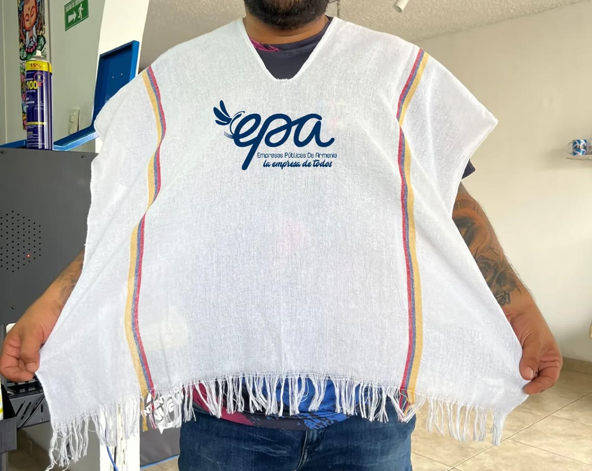 Poncho corporativo blanco personalizado para Empresas Públicas de Armenia