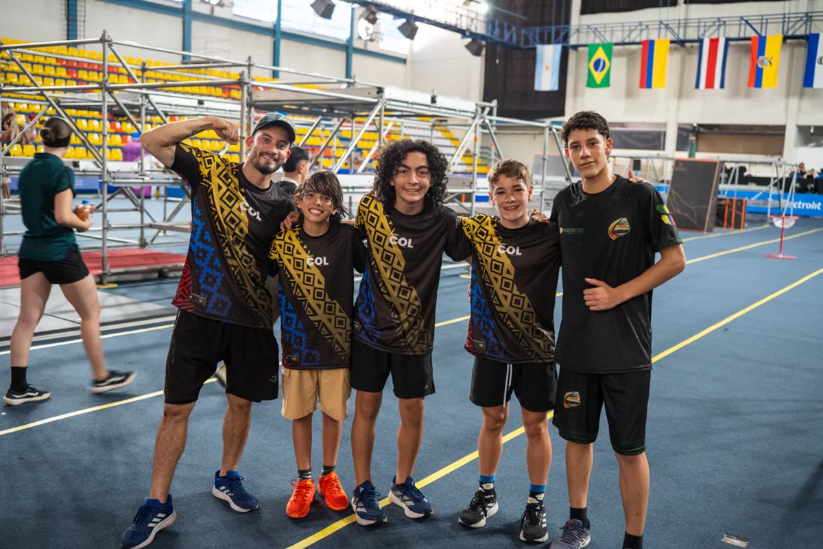 Equipo de parkour con uniformes deportivos de Colombia producidos por Sublitex